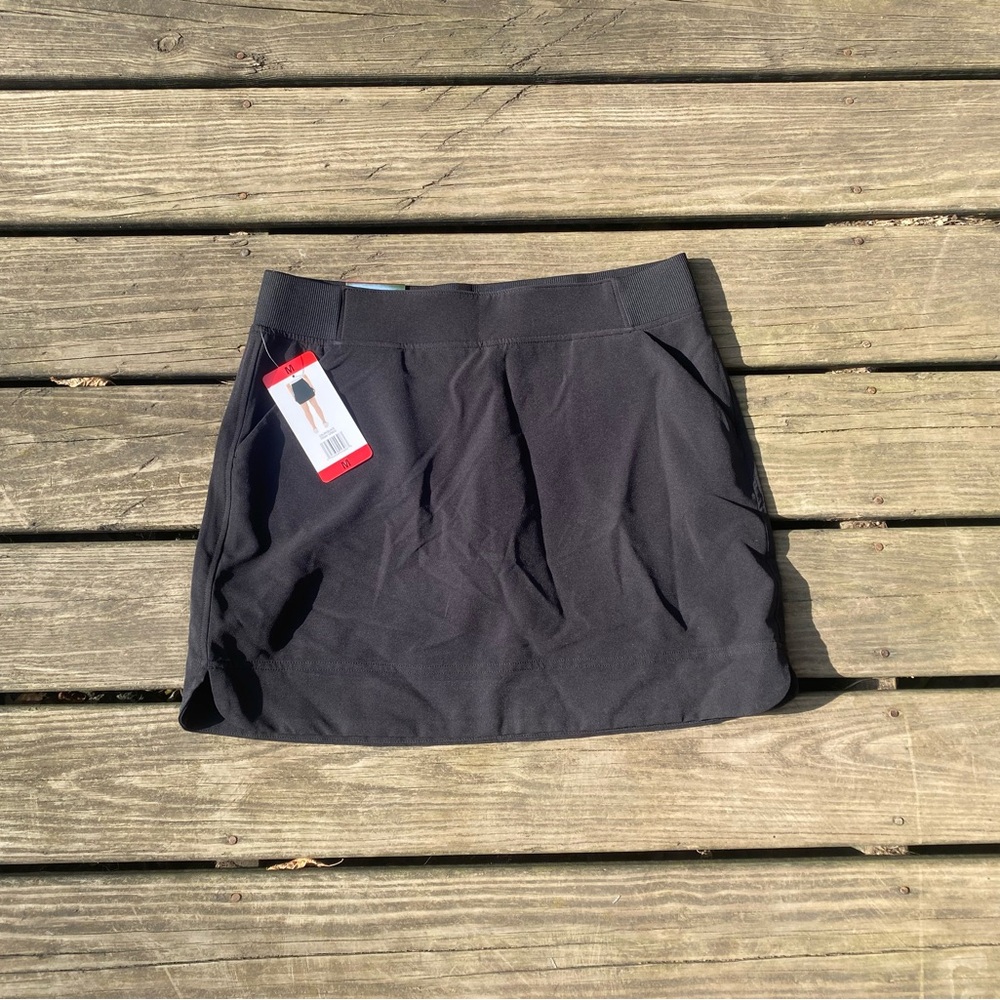 32 degree cool black athletic skirt with built in shorts.